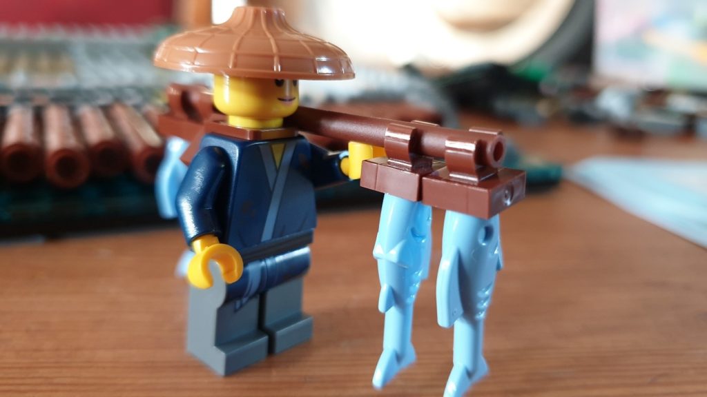 Une figurine Lego portant des poissons